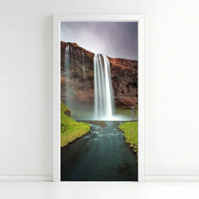 Naklejka na drzwi mglisty wodospad w bujnej dolinie