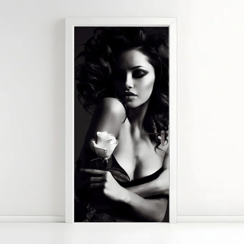 Naklejka na drzwi zmysłowy czarno-biały portret z różą