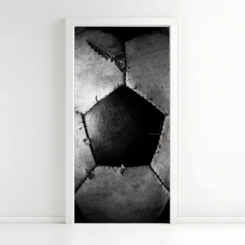 Naklejka na drzwi zniszczona piłka nożna - zbliżenie