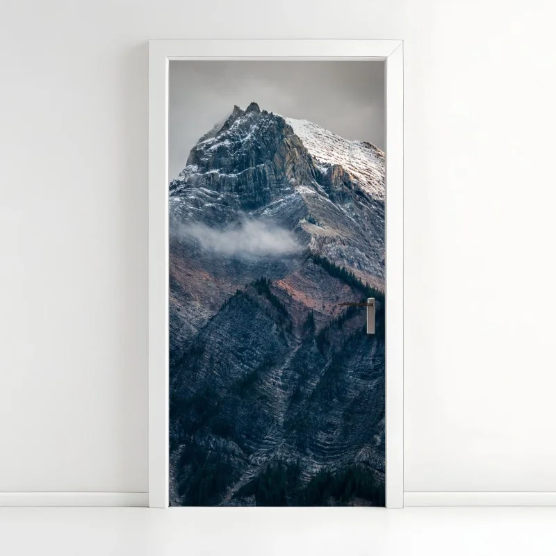 Naklejka na drzwi dramatyczny alpejski szczyt we mgle