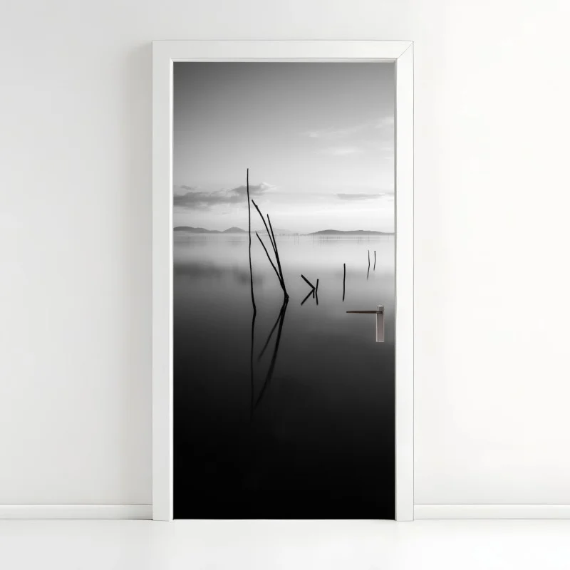 Naklejka na drzwi spokojne monochromatyczne jezioro z odbiciami