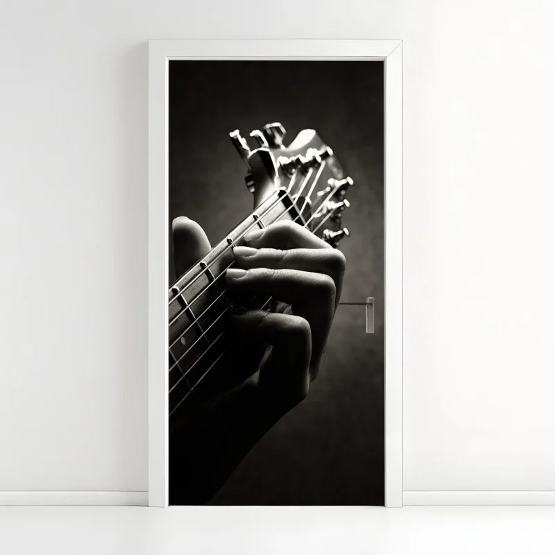 Naklejka na drzwi zbliżenie dłoni gitarzysty na gryfie