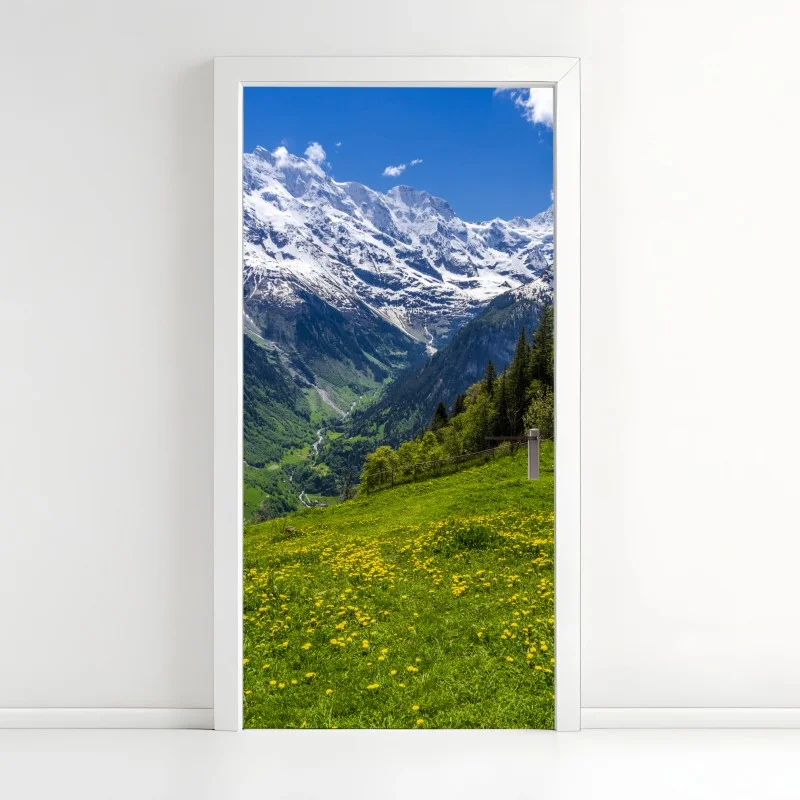 Naklejka na drzwi alpejska łąka wiosną pod ośnieżonymi szczytami