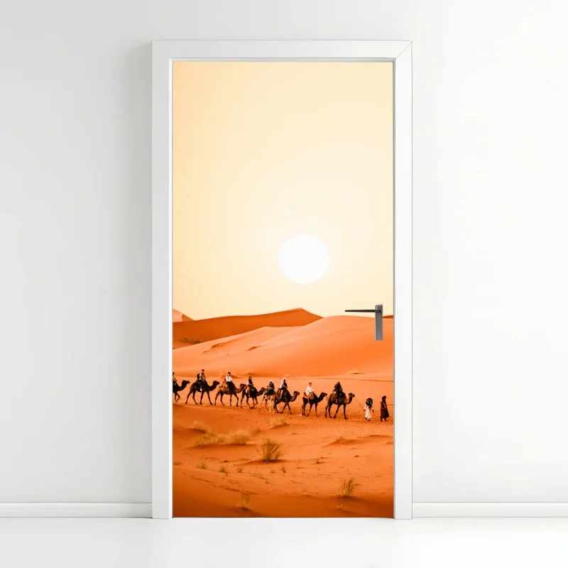 Naklejka na drzwi karawana wielbłądów o zachodzie słońca na pustyni