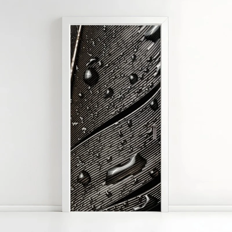 Naklejka na drzwi czarno-białe pióro z kroplami wody
