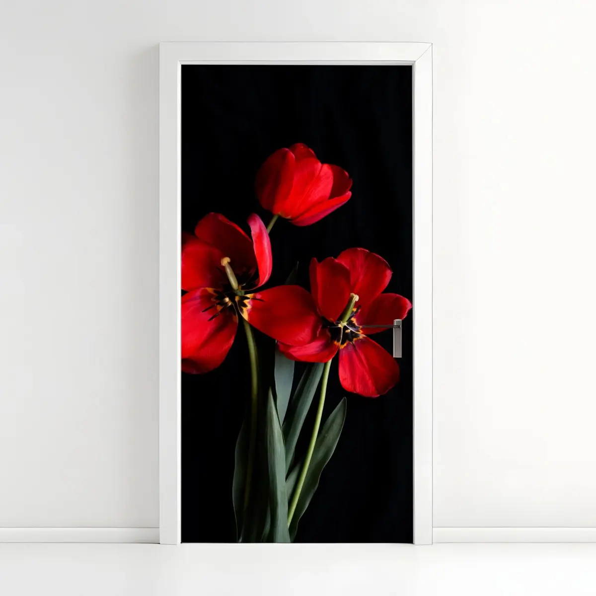 Naklejka na drzwi trzy czerwone tulipany na czarnym tle – Wallissimo® Naklejka na drzwi trzy czerwone tulipany na czarnym tle – Wallissimo®