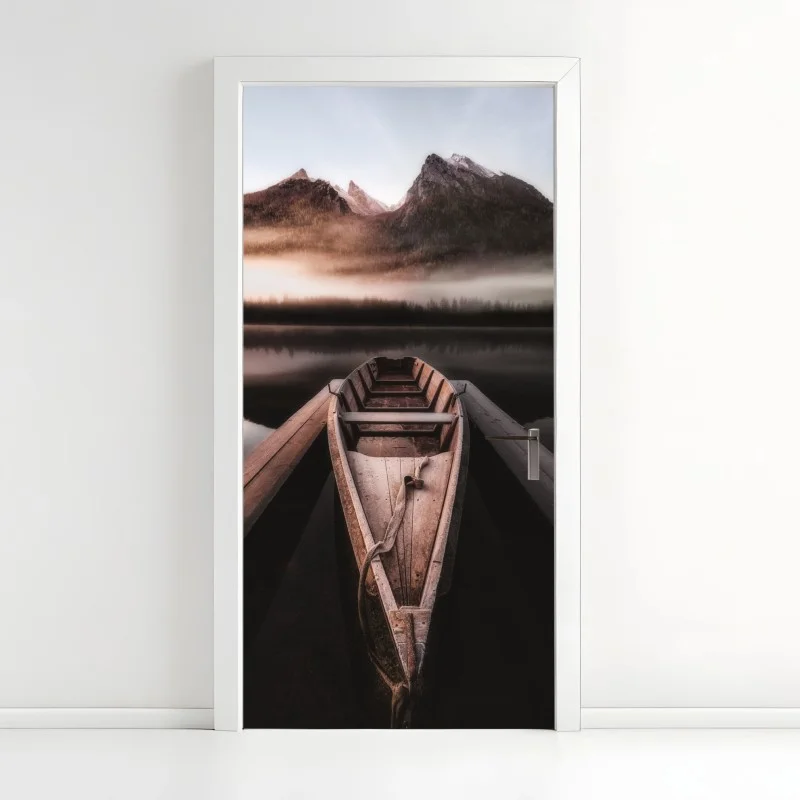 Naklejka na drzwi mglista łódź przy górskim jeziorze