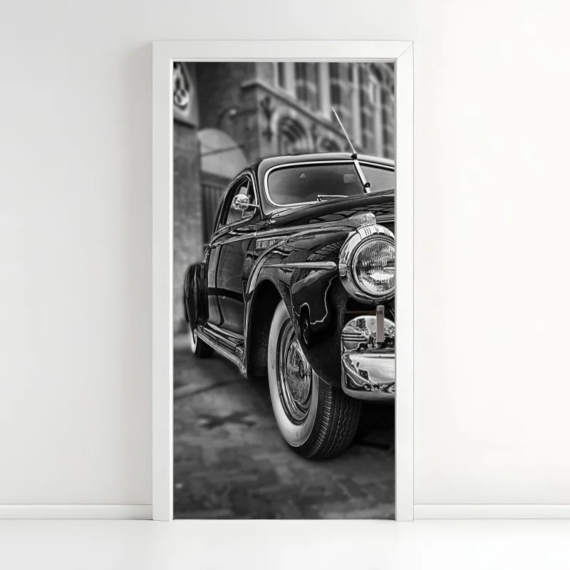 Naklejka na drzwi zabytkowy klasyczny samochód na brukowanej ulicy
