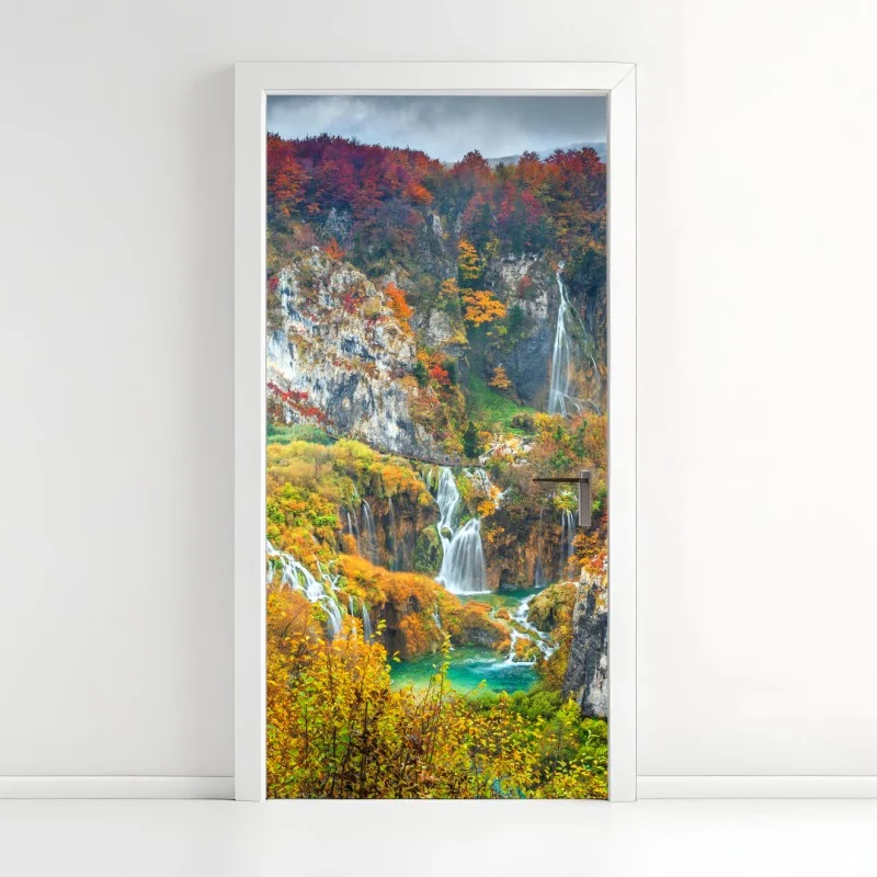Naklejka na drzwi jesienne wodospady w malowniczym lesie