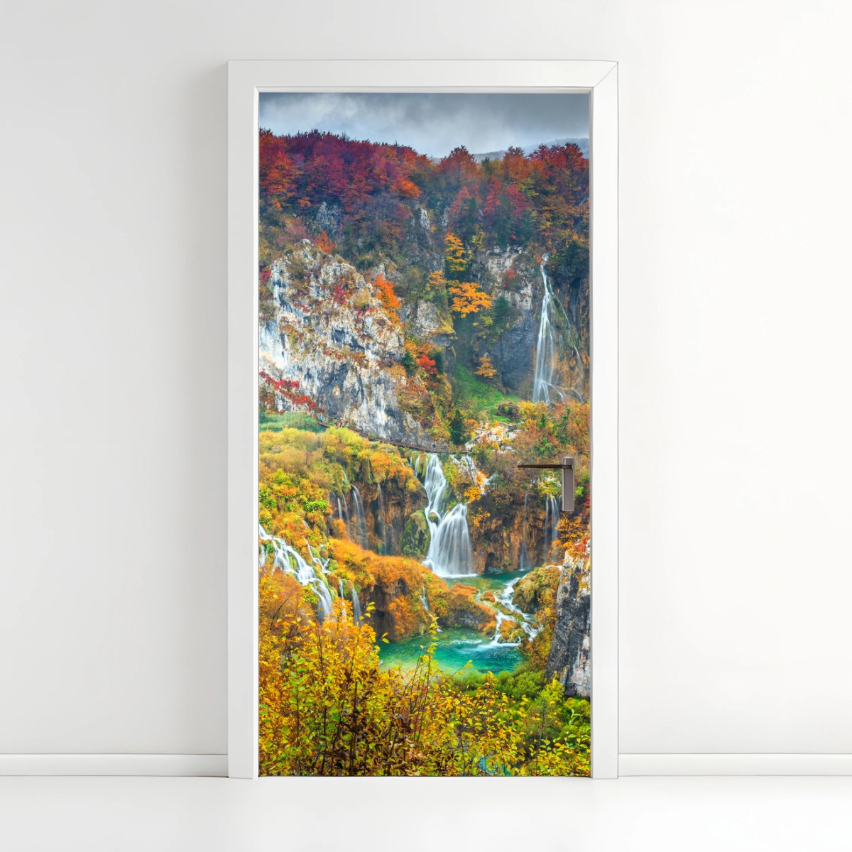 Naklejka na drzwi jesienne wodospady w malowniczym lesie – Wallissimo®