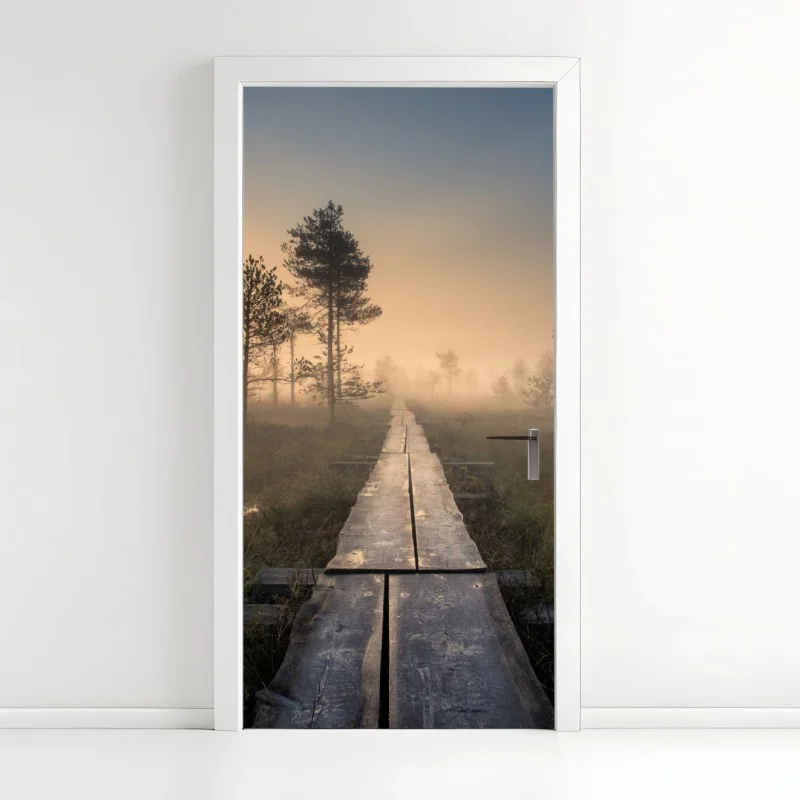 Naklejka na drzwi mglisty wschód słońca nad drewnianą kładką
