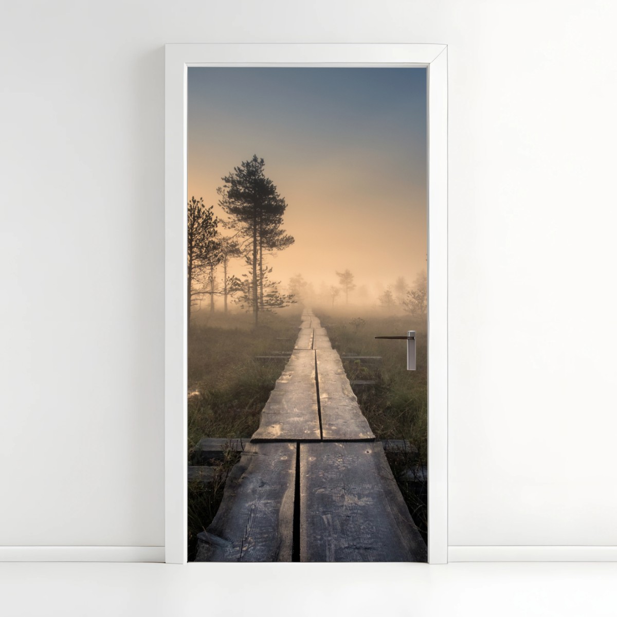 Naklejka na drzwi mglisty wschód słońca nad drewnianą kładką – Wallissimo®