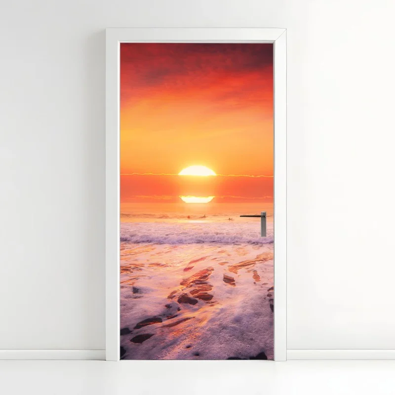 Naklejka na drzwi złoty zachód słońca nad spokojną plażą