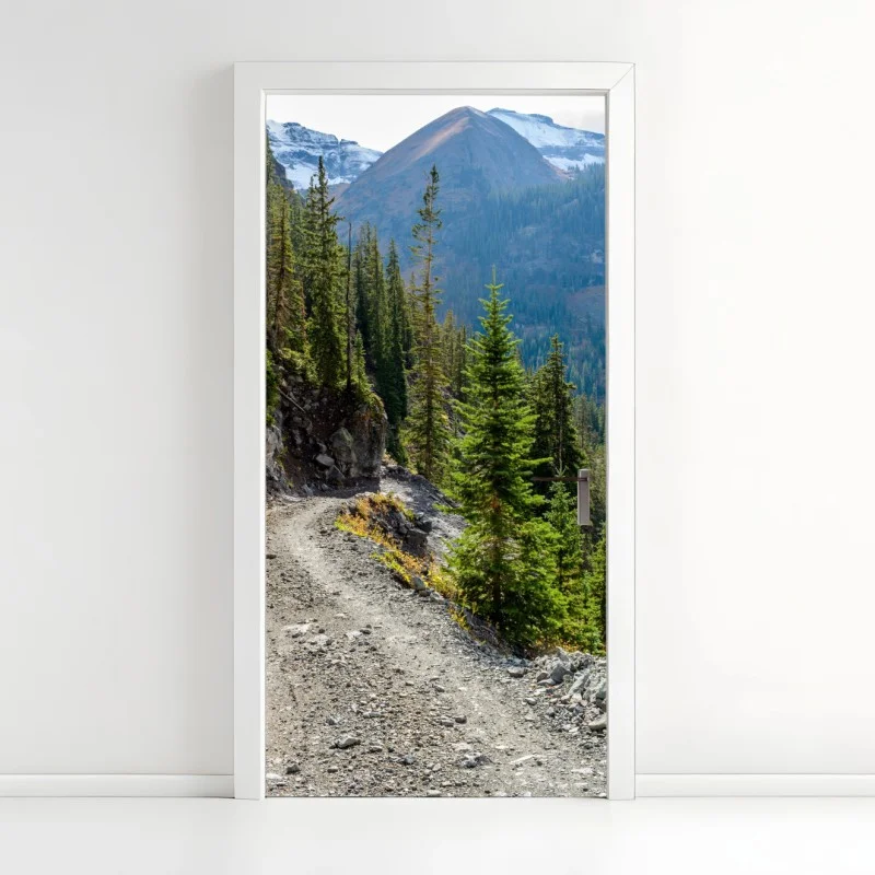 Naklejka na drzwi górski szlak przez alpejski las