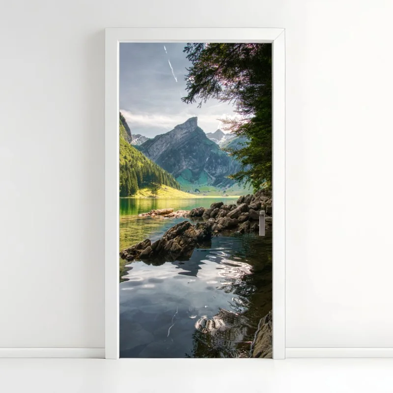 Naklejka na drzwi spokojne górskie jezioro z odbiciami lasu