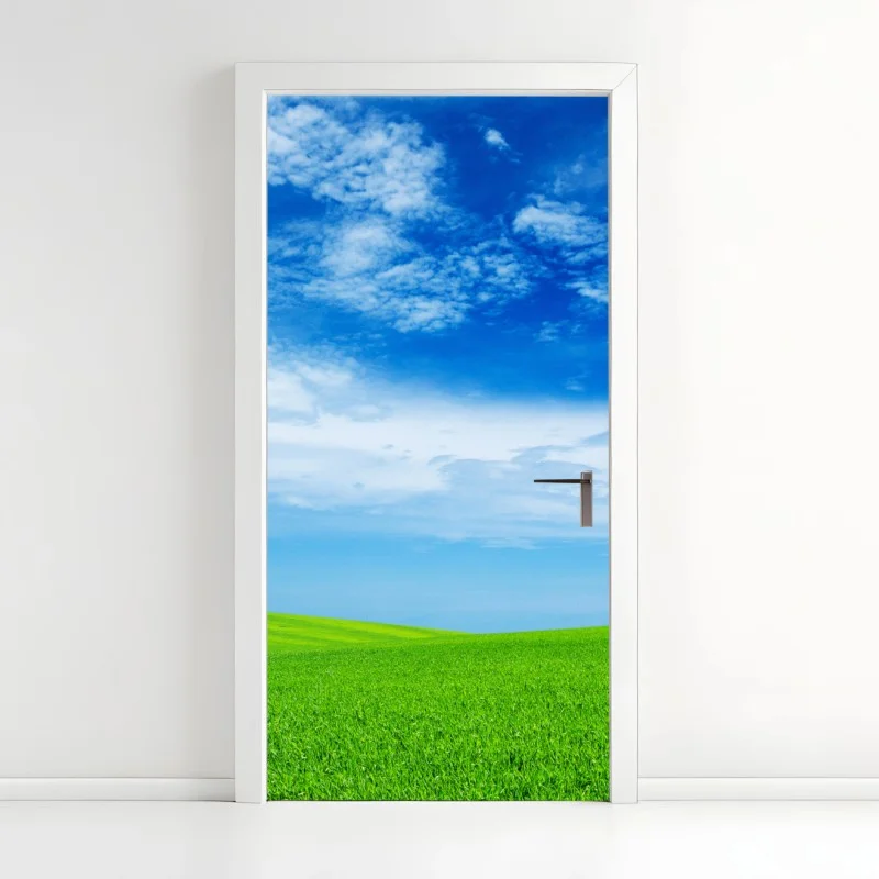 Naklejka na drzwi zielona łąka pod błękitnym niebem