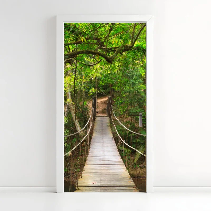 Naklejka na drzwi wiszący drewniany most w zielonym lesie