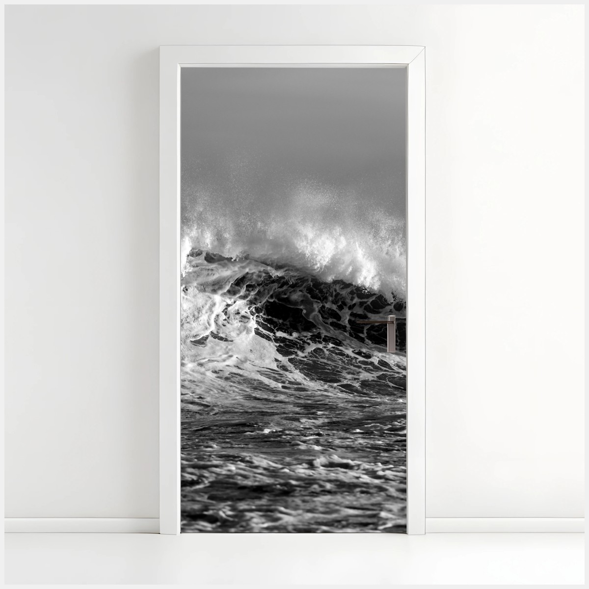 Naklejka na drzwi dramatyczna czarno-biała fala oceanu – Wallissimo®