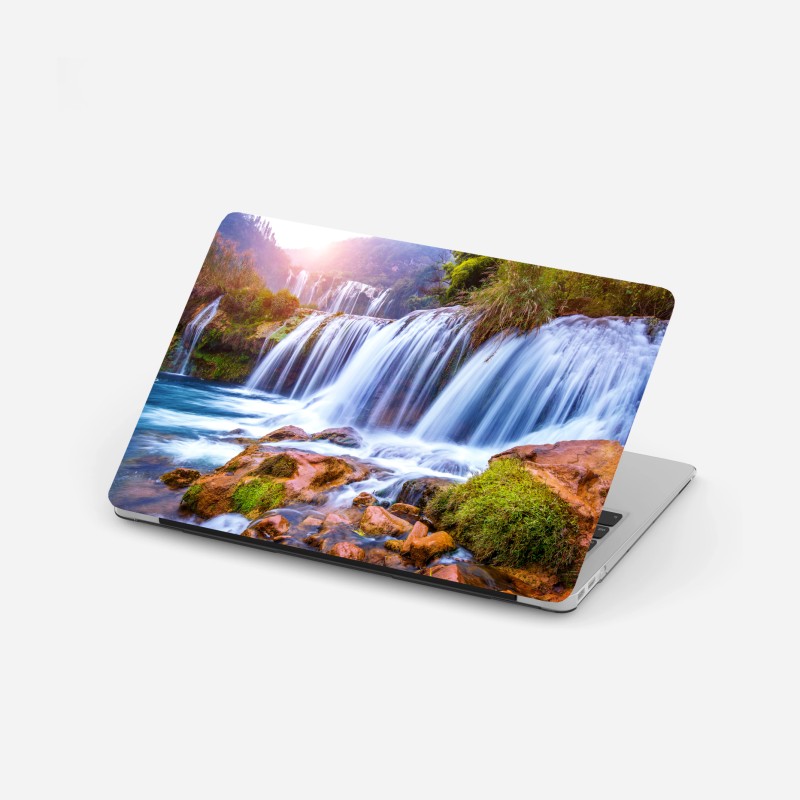 Naklejka na laptopa spokojne jezioro alpejskie z wyspą i górami – Wallissimo®