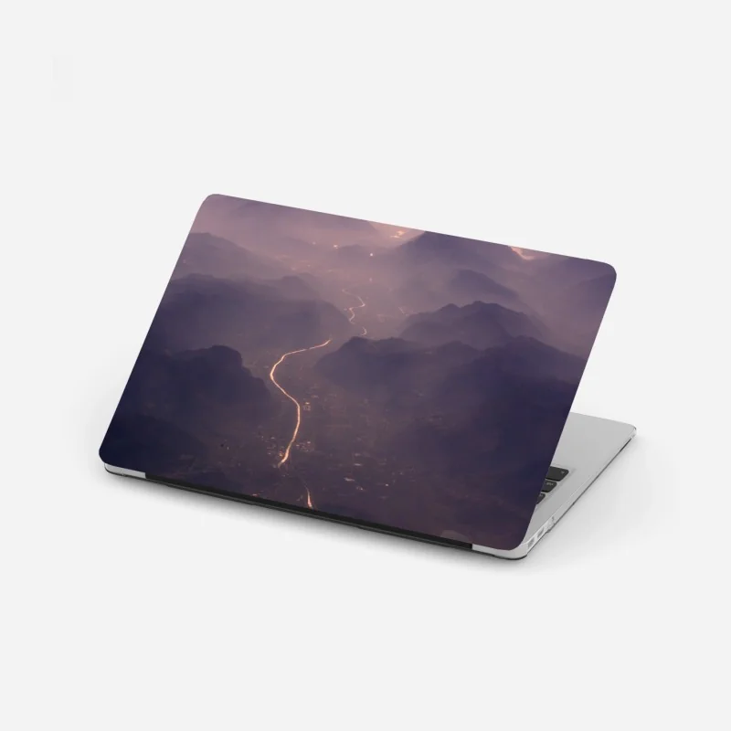 Naklejka na laptopa słoneczna śródziemnomorska uliczka z zielonymi okiennicami – Wallissimo®