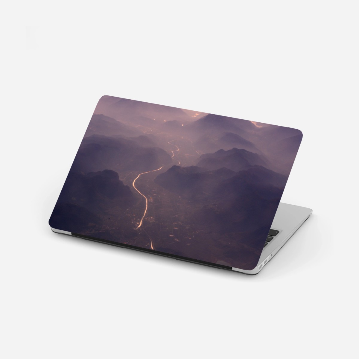 Naklejka na laptopa mglista pastelowa dolina górska – Wallissimo®