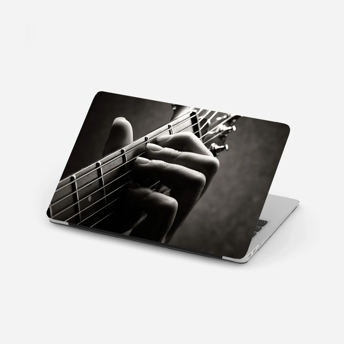 Naklejka na laptopa zbliżenie dłoni gitarzysty na gryfie – Wallissimo®