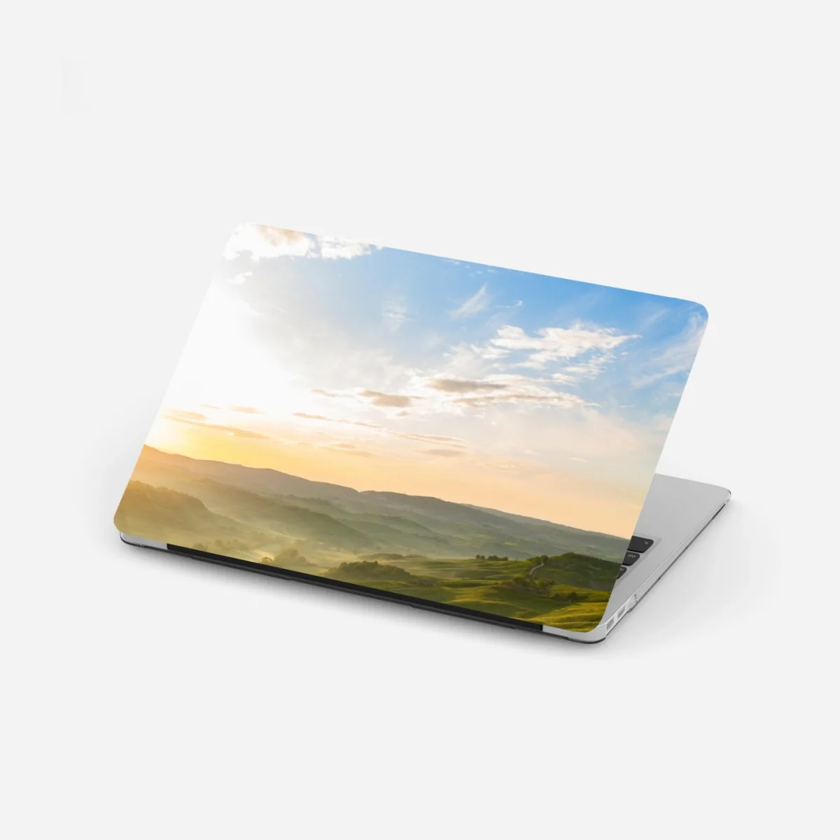 Naklejka na laptopa wschód słońca nad mglistymi pagórkami – Wallissimo®