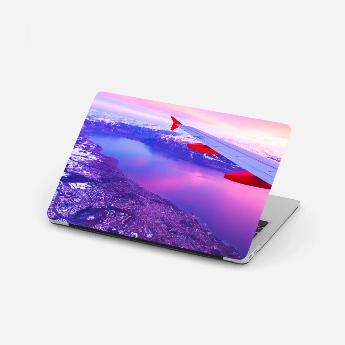 Naklejka na laptopa panorama miasta nad jeziorem z lotu ptaka o zachodzie – Wallissimo® Naklejka na laptopa panorama miasta nad jeziorem z lotu ptaka o zachodzie – Wallissimo®