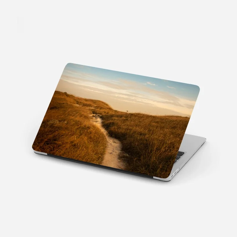 Naklejka na laptopa panorama plaży o zachodzie słońca z górami tropikalnymi – Wallissimo®