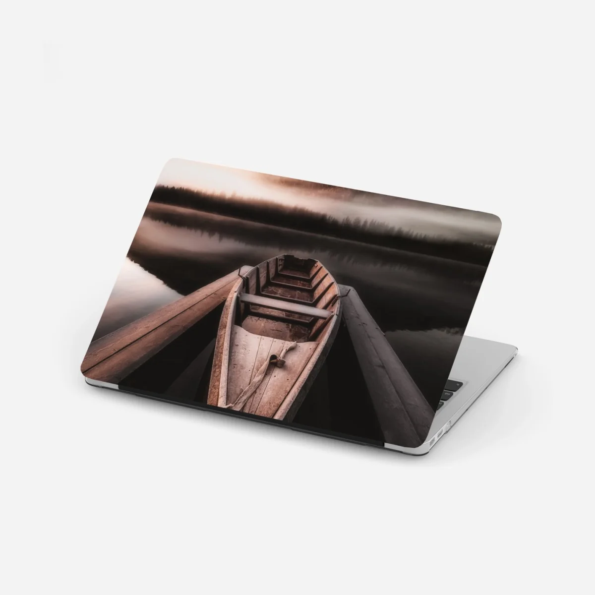 Naklejka na laptopa mglista łódź przy górskim jeziorze – Wallissimo® Naklejka na laptopa mglista łódź przy górskim jeziorze – Wallissimo®