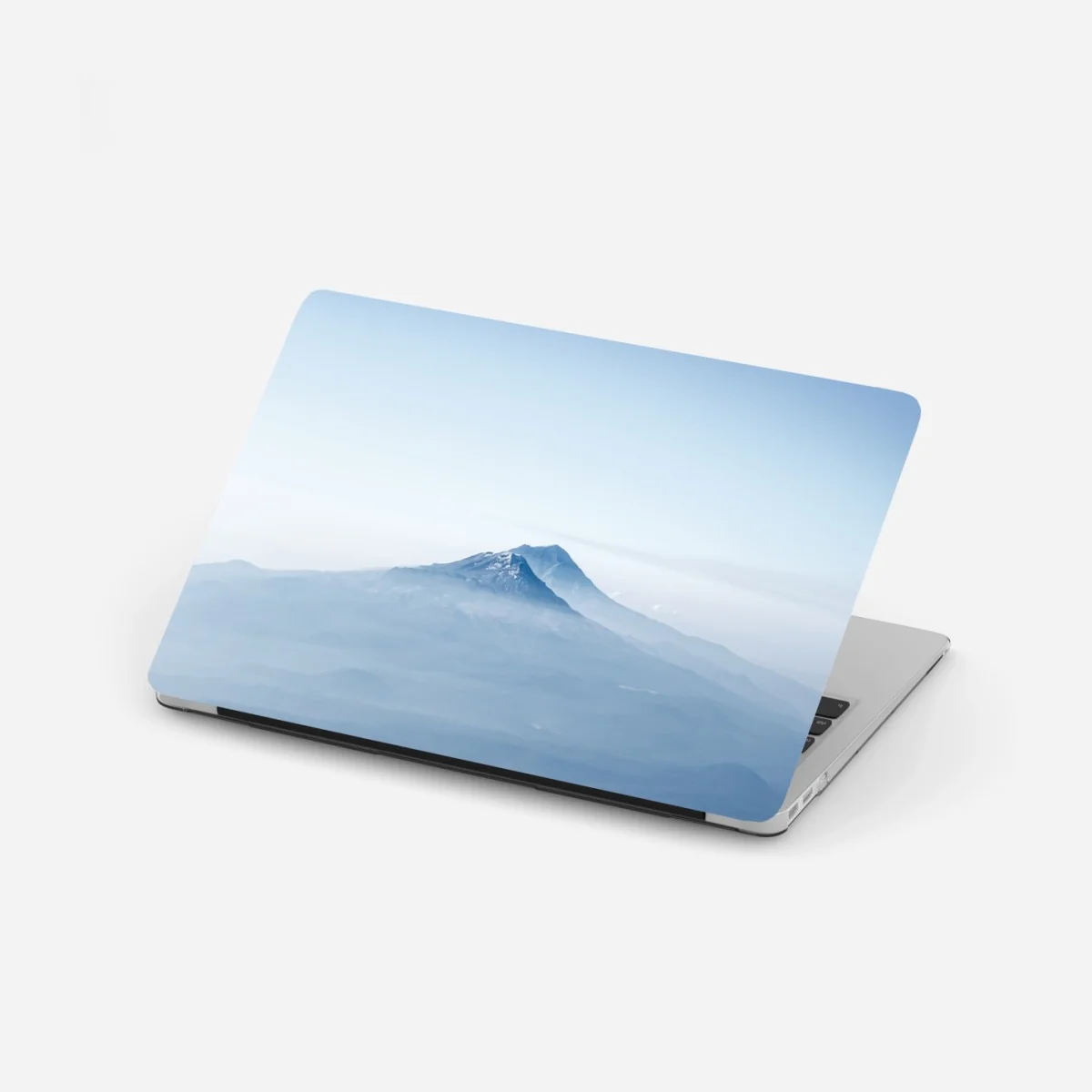 Naklejka na laptopa mglisty niebieski szczyt górski – Wallissimo® Naklejka na laptopa mglisty niebieski szczyt górski – Wallissimo®