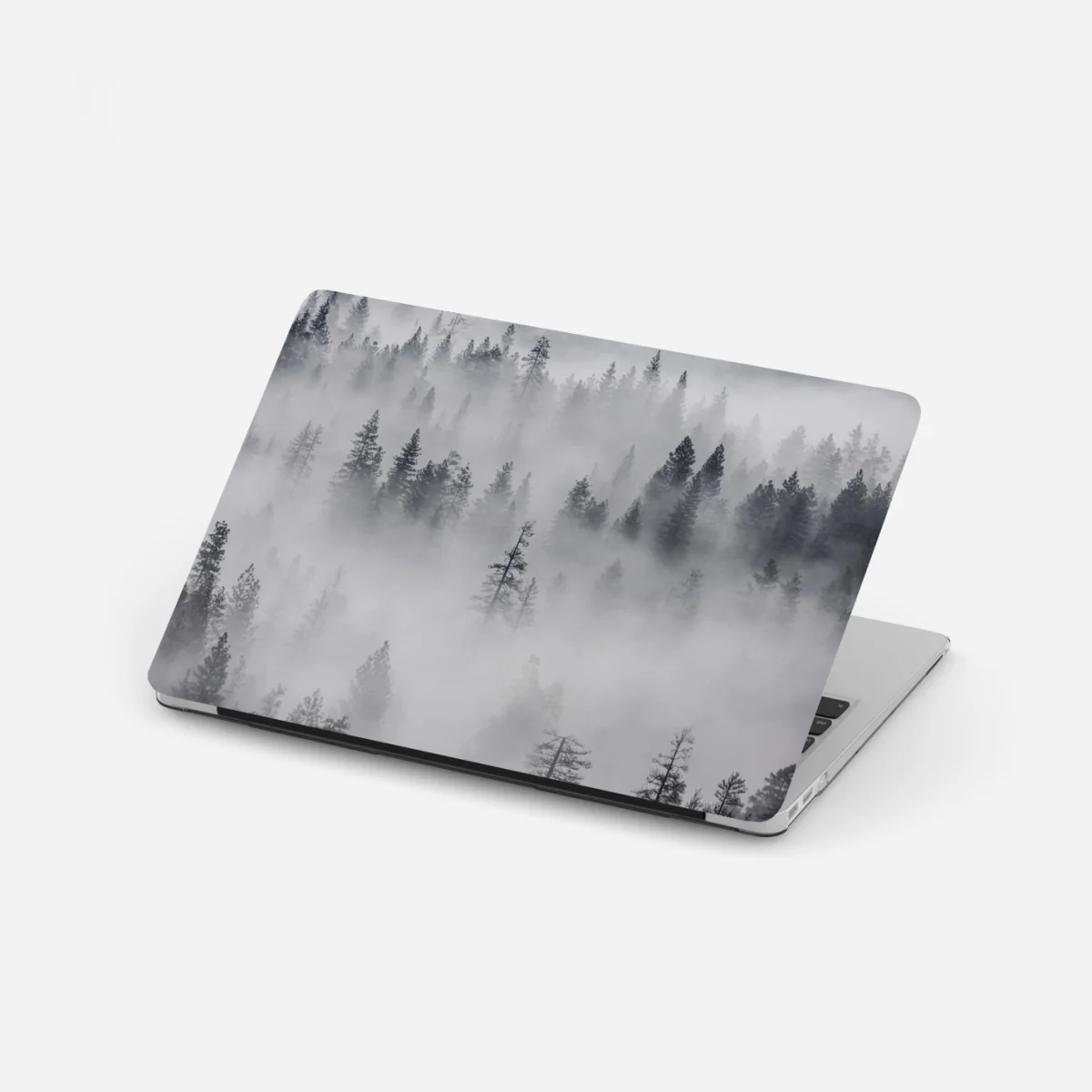 Naklejka na laptopa mglisty las sosnowy – Wallissimo®