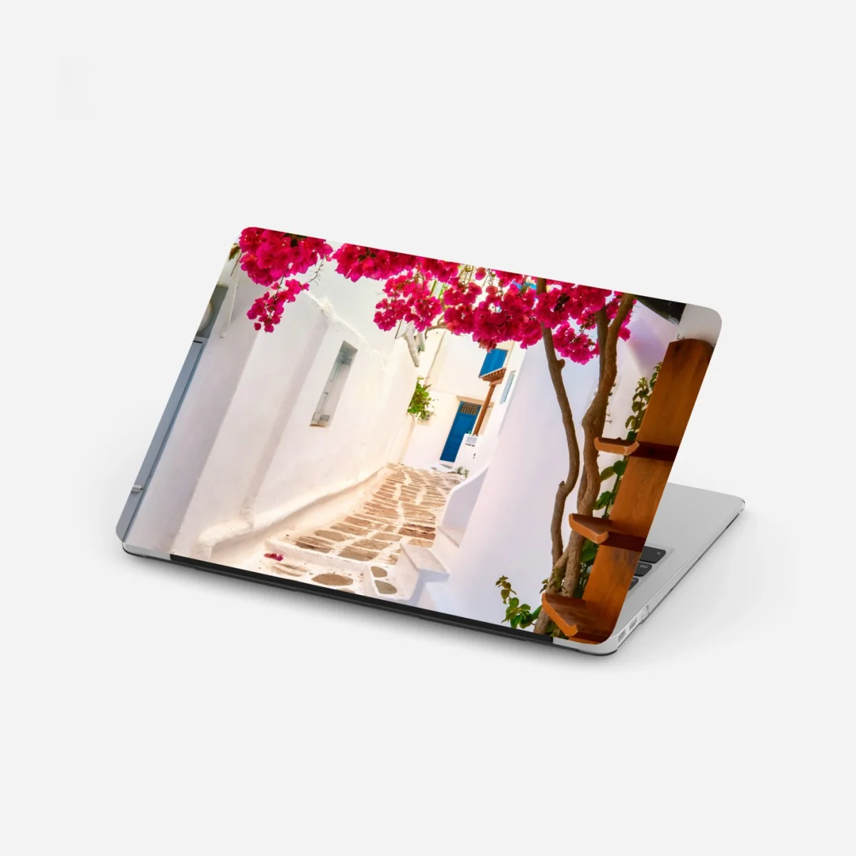 Naklejka na laptopa słoneczna uliczka grecka z bugenwillą – Wallissimo® Naklejka na laptopa słoneczna uliczka grecka z bugenwillą – Wallissimo®