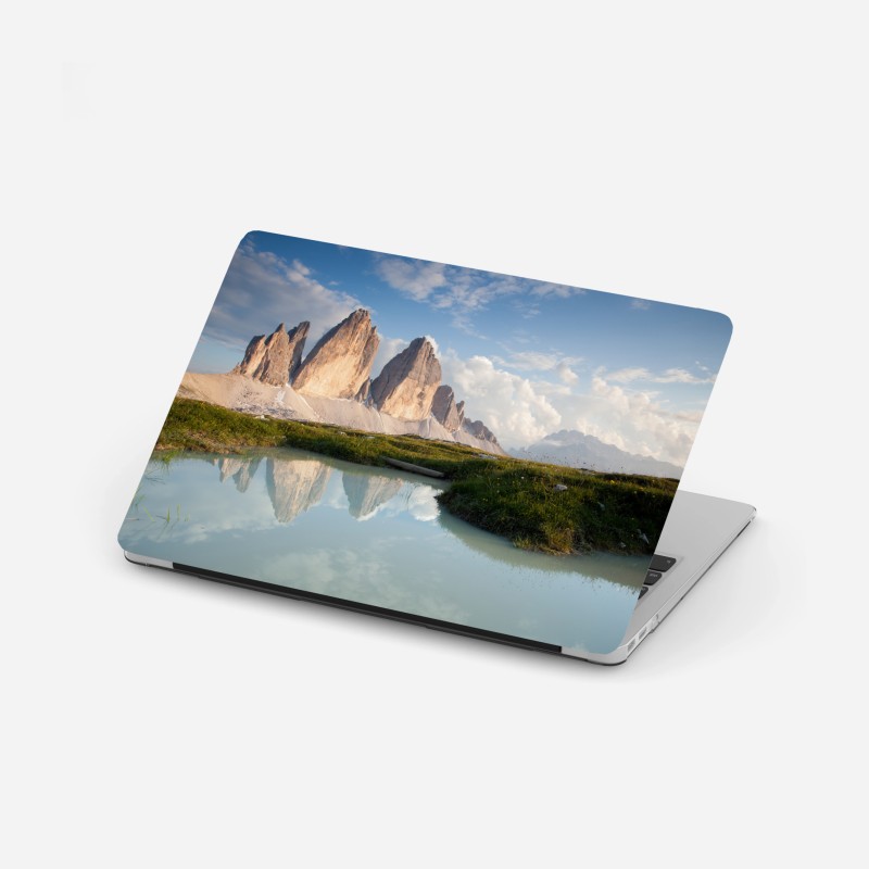 Naklejka na laptopa mglisty krajobraz plantacji herbaty w Munnar – Wallissimo®