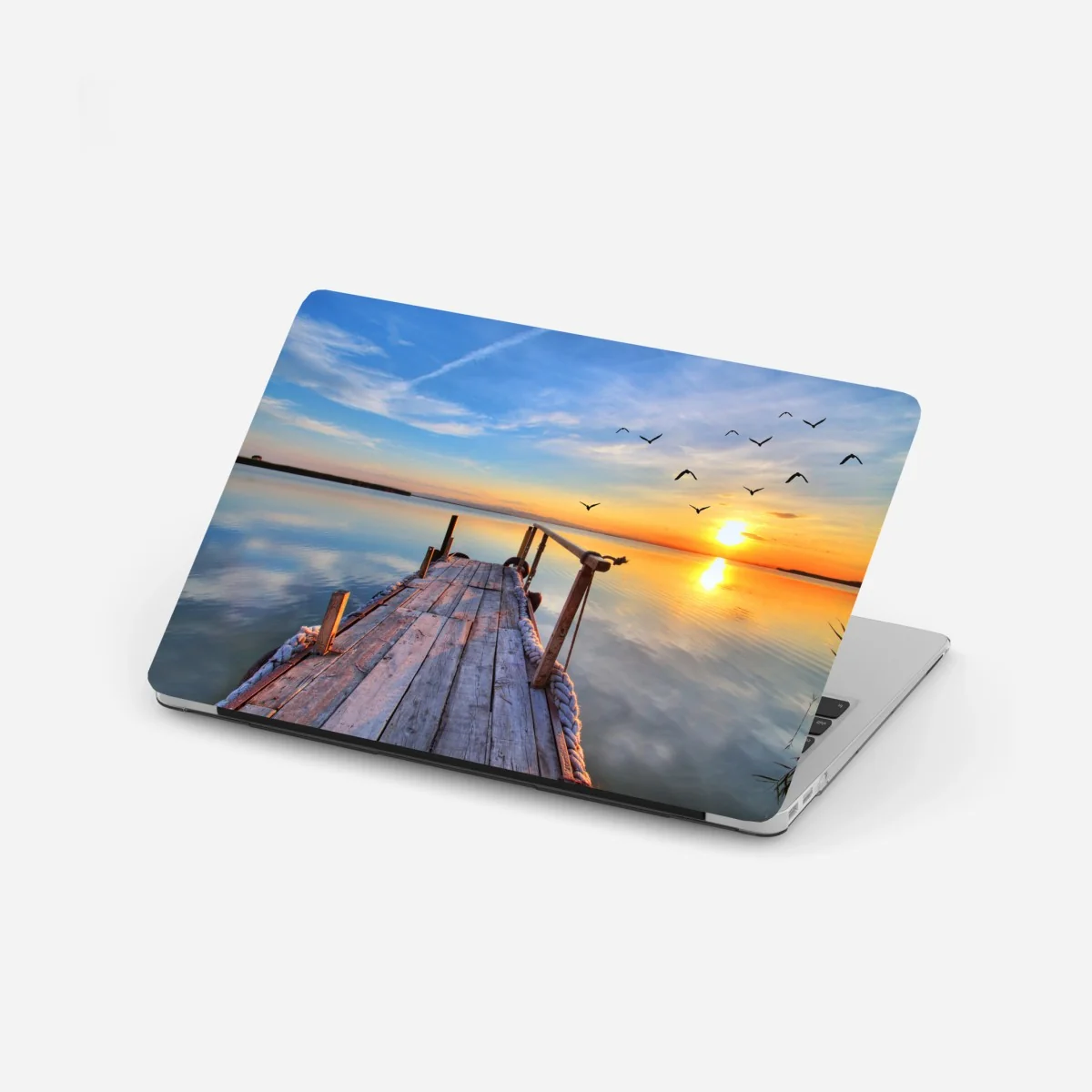 Naklejka na laptopa zachód słońca przy drewnianym pomoście – Wallissimo® Naklejka na laptopa zachód słońca przy drewnianym pomoście – Wallissimo®