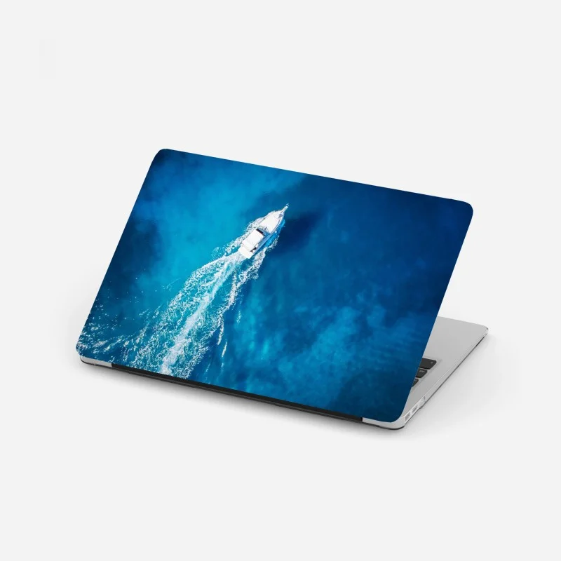 Naklejka na laptopa jacht nad krystalicznie niebieskim oceanem