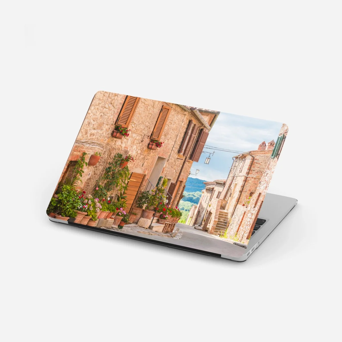 Naklejka na laptopa średniowieczna ulica w Toskanii z doniczkami z kwiatami – Wallissimo®