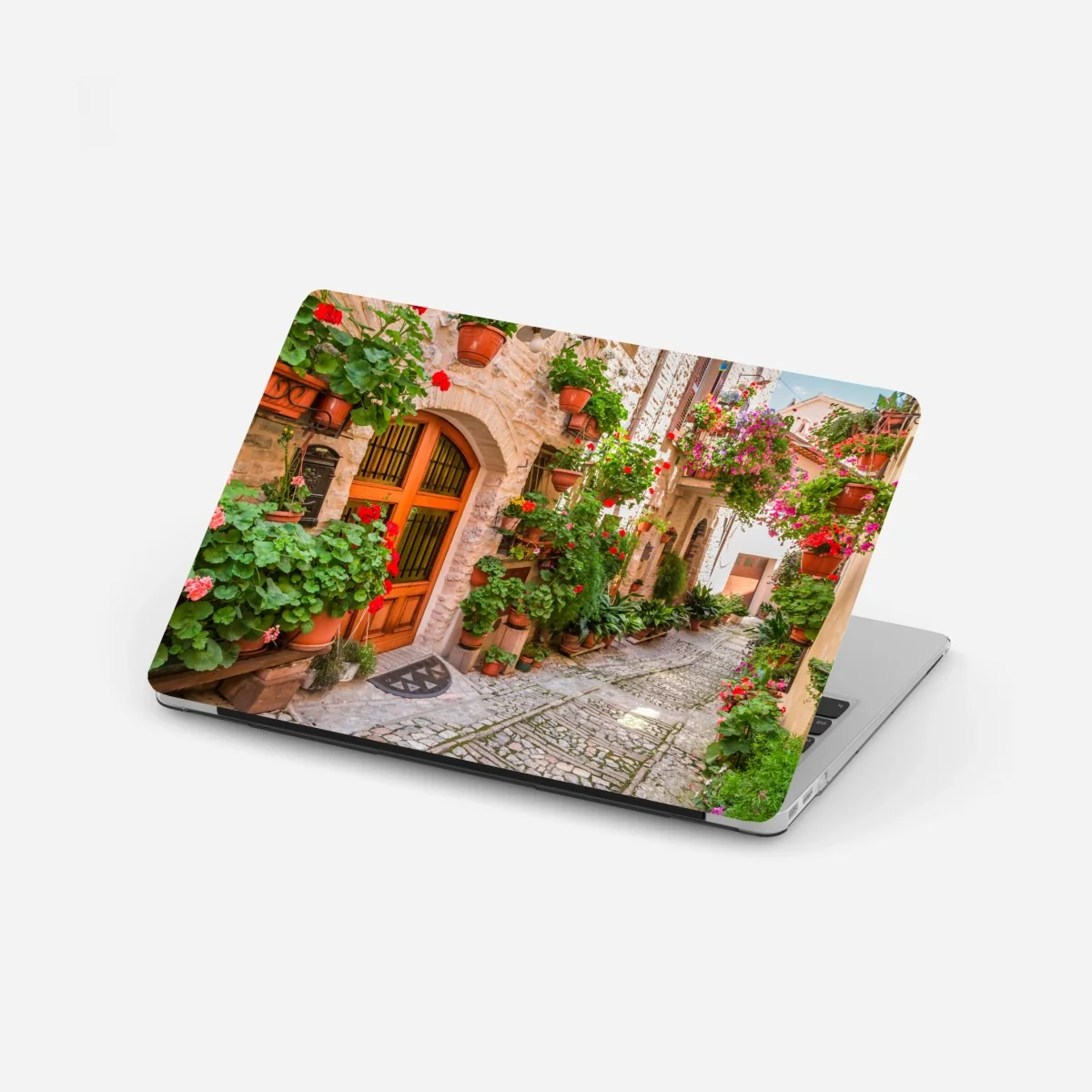 Naklejka na laptopa słoneczna uliczka we Włochach z kwitnącymi donicami – Wallissimo® Naklejka na laptopa słoneczna uliczka we Włochach z kwitnącymi donicami – Wallissimo®