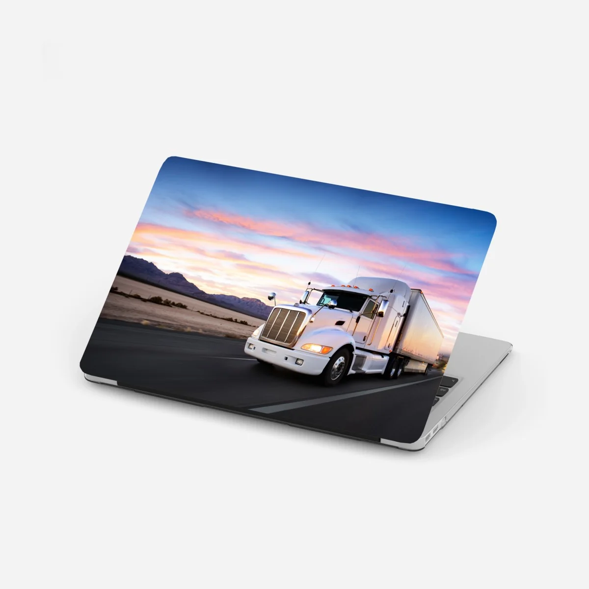 Naklejka na laptopa ciężarówka w ruchu o zachodzie słońca – Wallissimo®