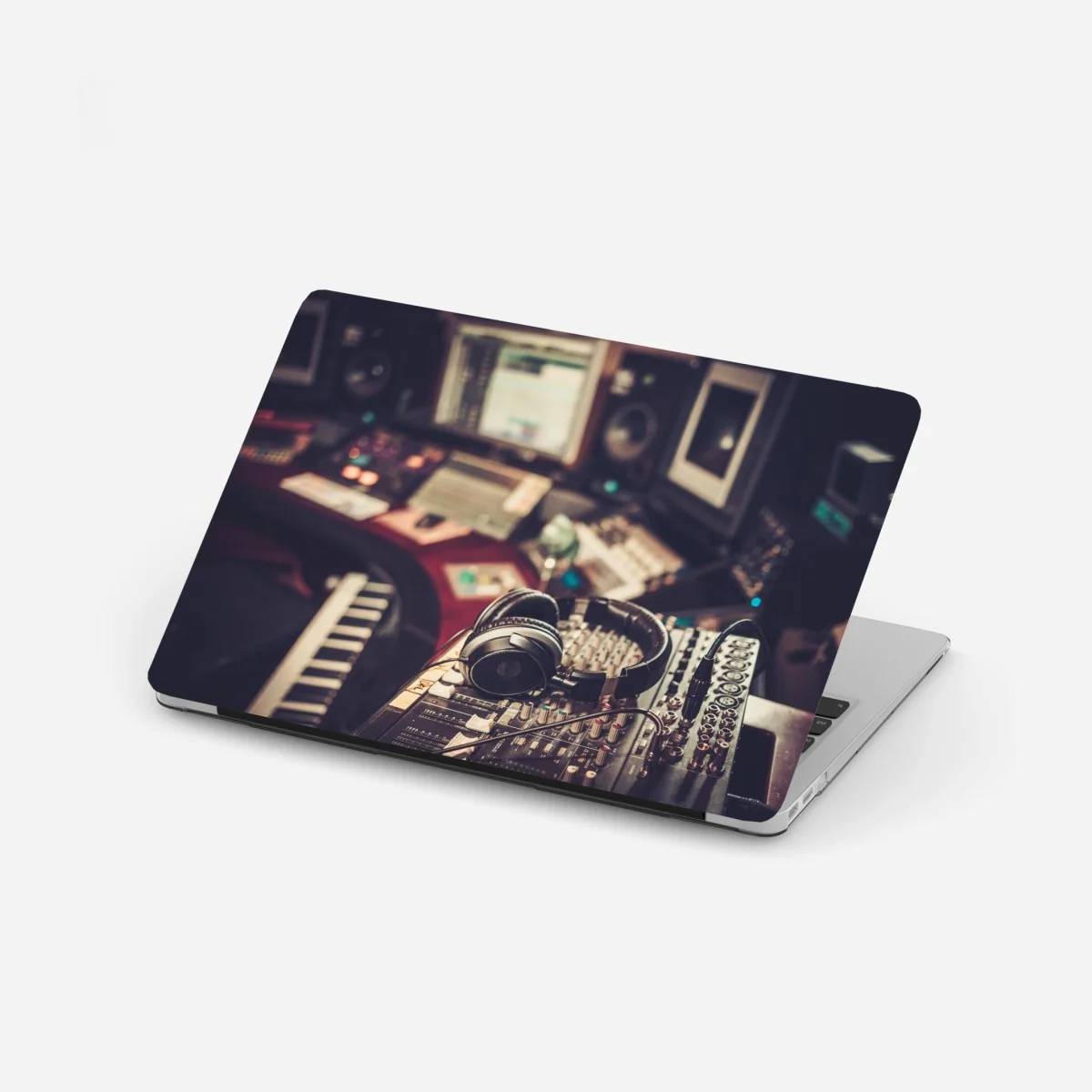Naklejka na laptopa vintageowe studio nagraniowe przy konsoli mikserskiej – Wallissimo® Naklejka na laptopa vintageowe studio nagraniowe przy konsoli mikserskiej – Wallissimo®