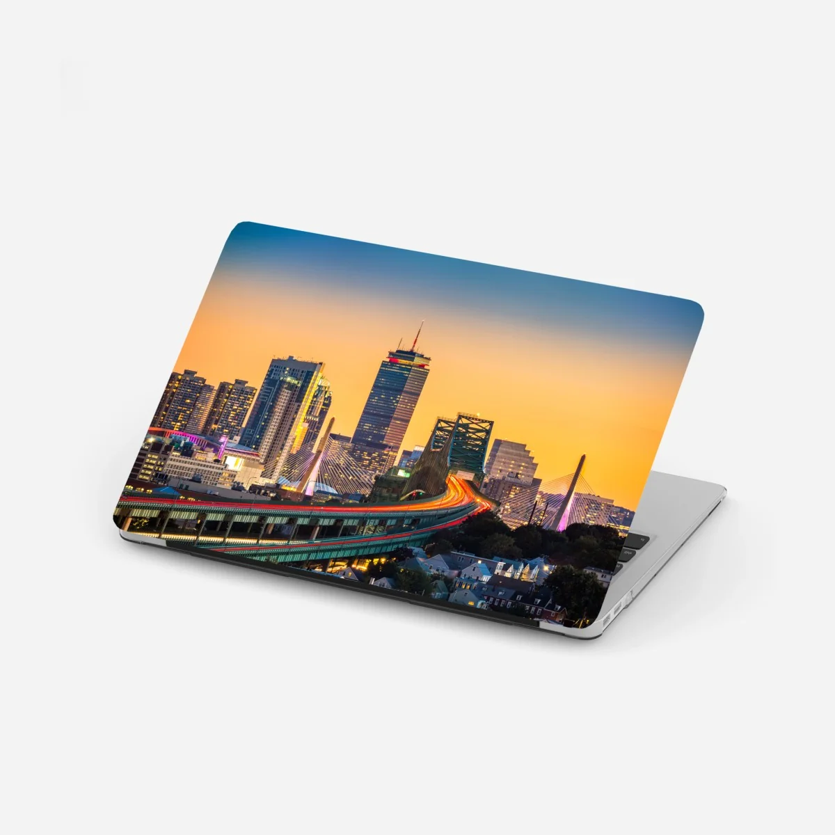 Naklejka na laptopa panorama Bostonu o zachodzie słońca z mostami Zakim i Tobin – Wallissimo® Naklejka na laptopa panorama Bostonu o zachodzie słońca z mostami Zakim i Tobin – Wallissimo®