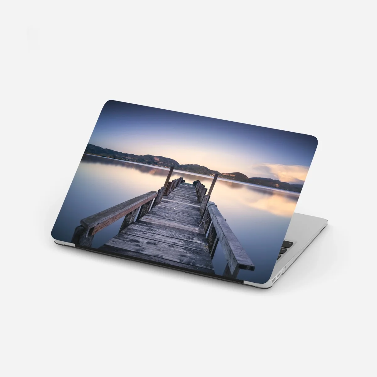 Naklejka na laptopa drewniany pomost nad jeziorem Versilia Massaciuccoli – Wallissimo® Naklejka na laptopa drewniany pomost nad jeziorem Versilia Massaciuccoli – Wallissimo®