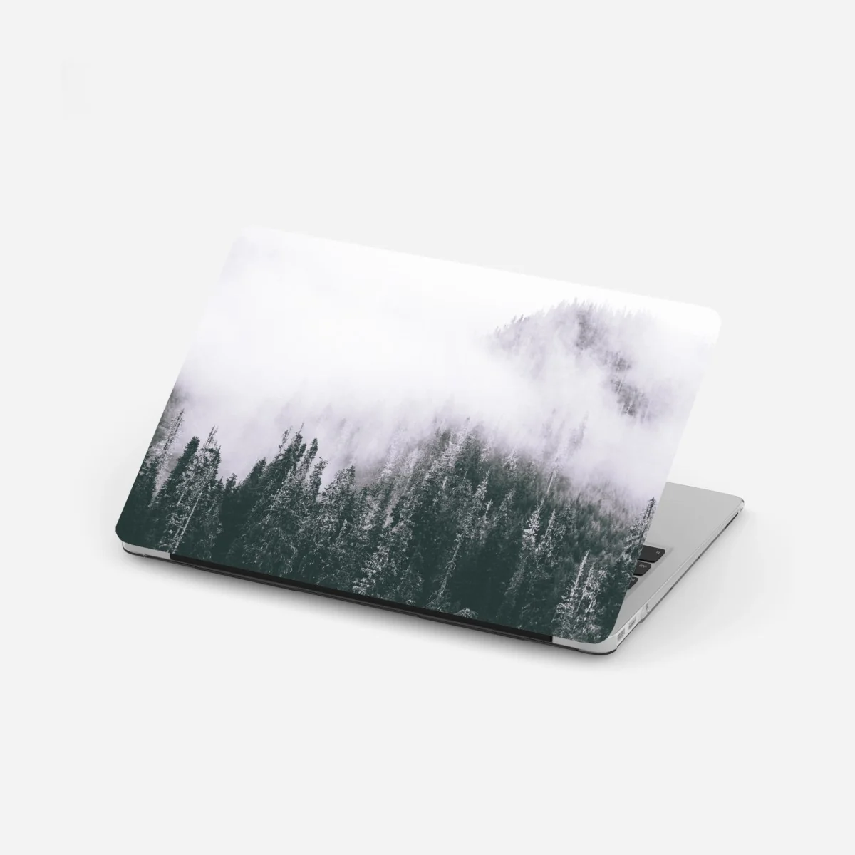 Naklejka na laptopa mglisty las iglasty – Wallissimo®
