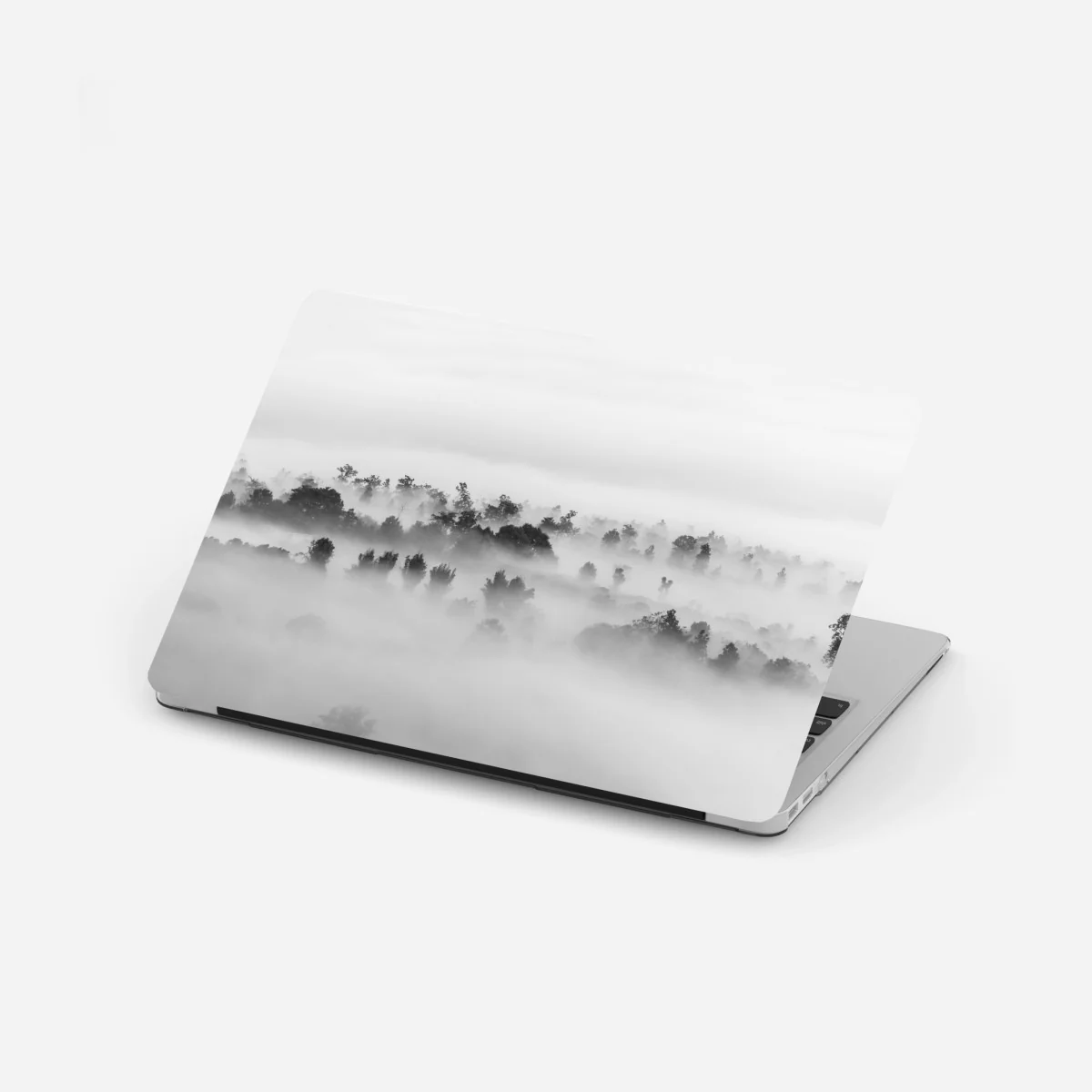 Naklejka na laptopa mglisty las czarno-biały – Wallissimo® Naklejka na laptopa mglisty las czarno-biały – Wallissimo®
