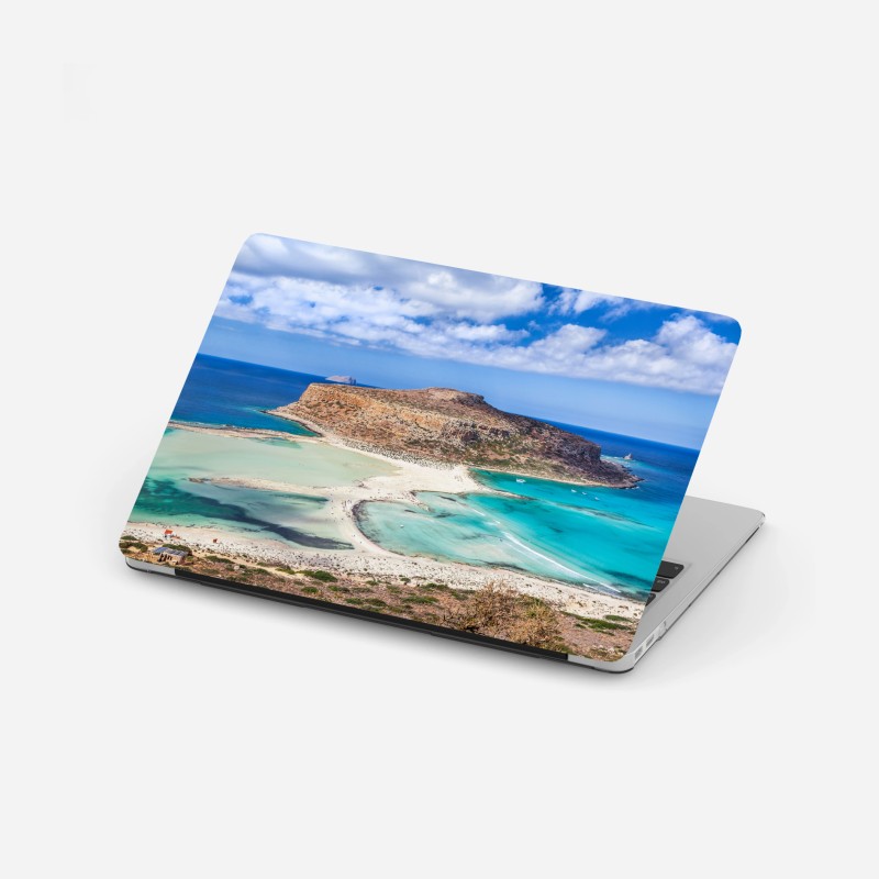 Naklejka na laptopa słoneczna śródziemnomorska uliczka z zielonymi okiennicami – Wallissimo®