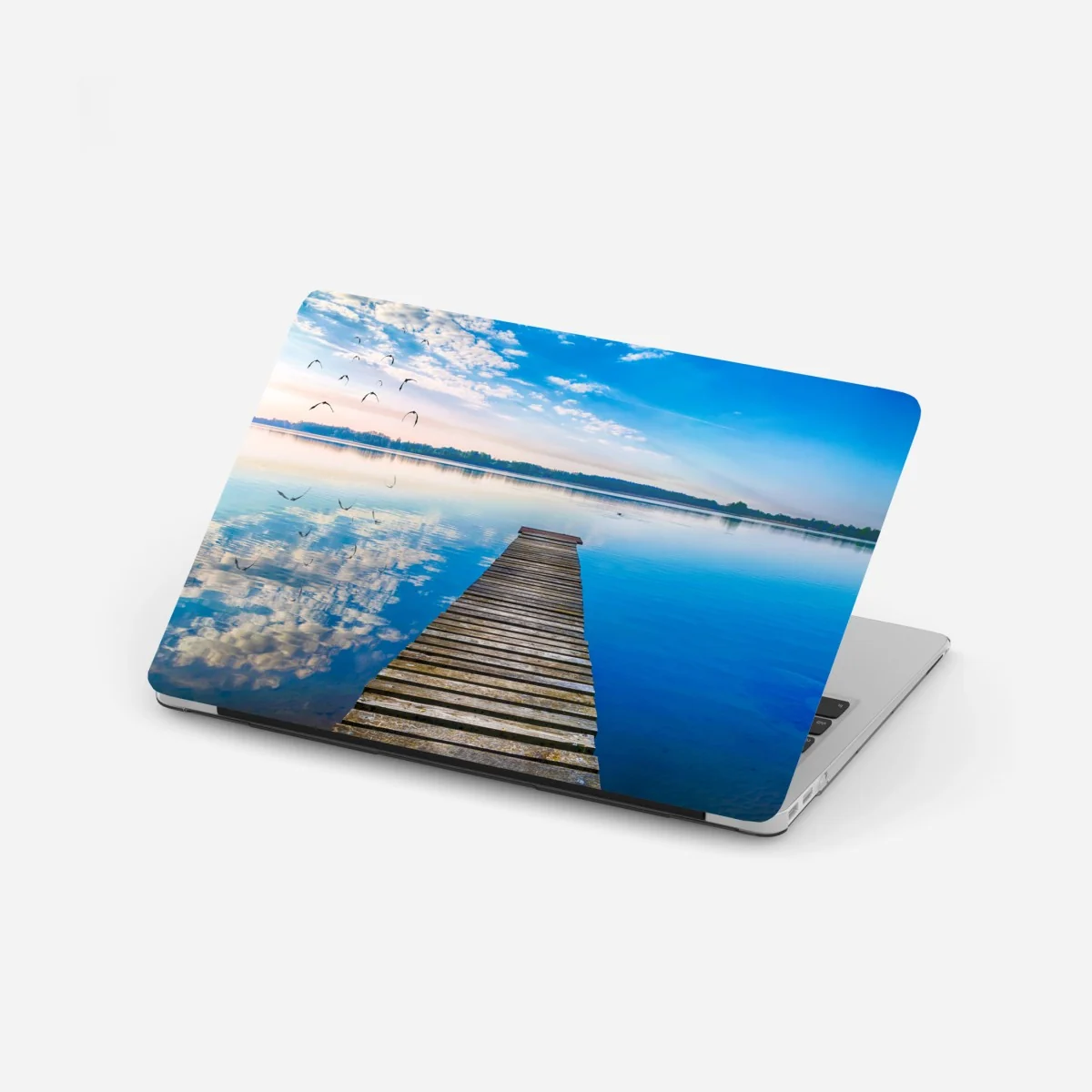 Naklejka na laptopa spokojny pomost nad jeziorem Selment Wielki, Mazury – Wallissimo® Naklejka na laptopa spokojny pomost nad jeziorem Selment Wielki, Mazury – Wallissimo®