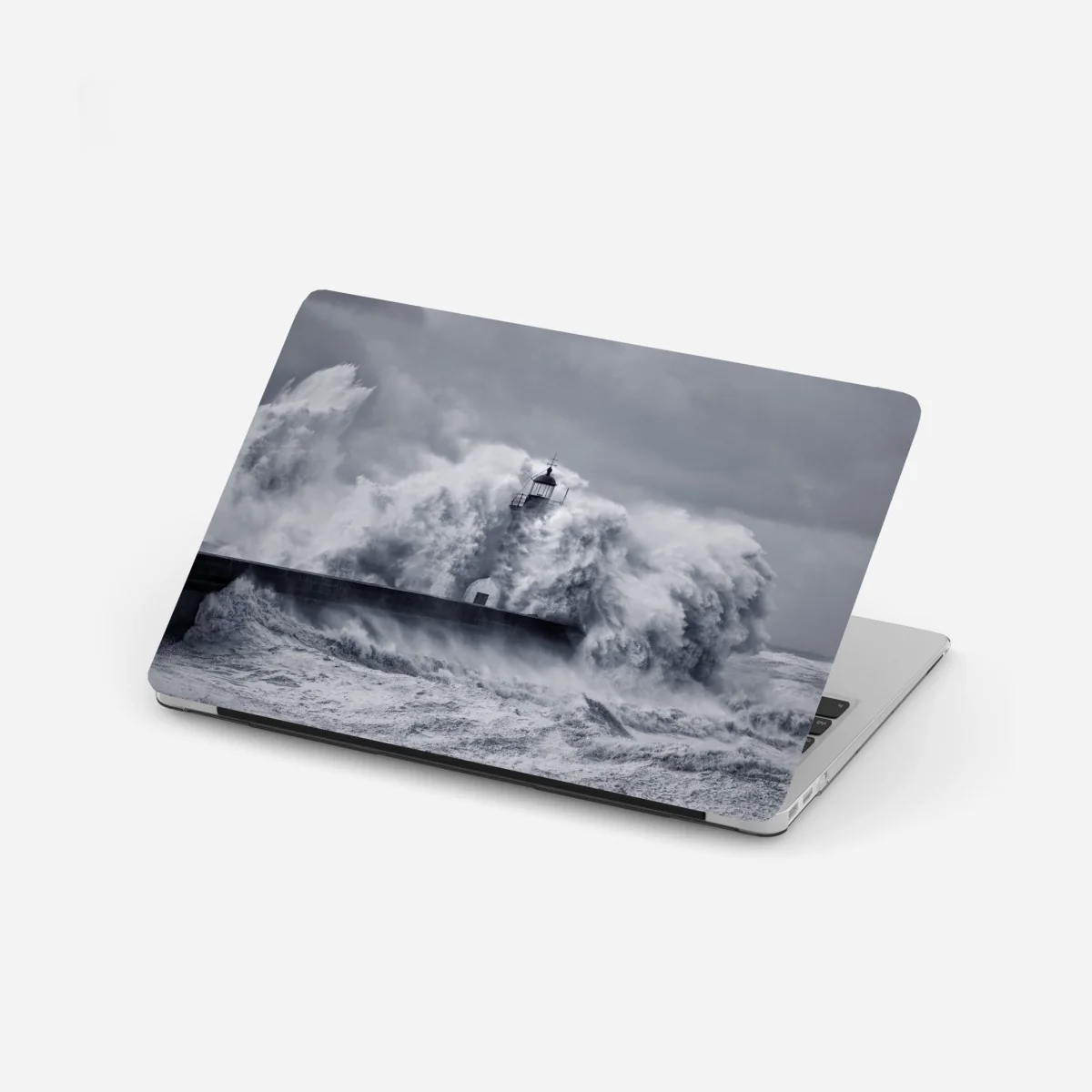 Naklejka na laptopa latarnia morska pochłonięta przez fale – Wallissimo® Naklejka na laptopa latarnia morska pochłonięta przez fale – Wallissimo®