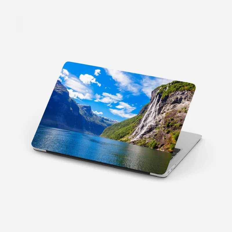 Naklejka na laptopa mglisty krajobraz plantacji herbaty w Munnar – Wallissimo®