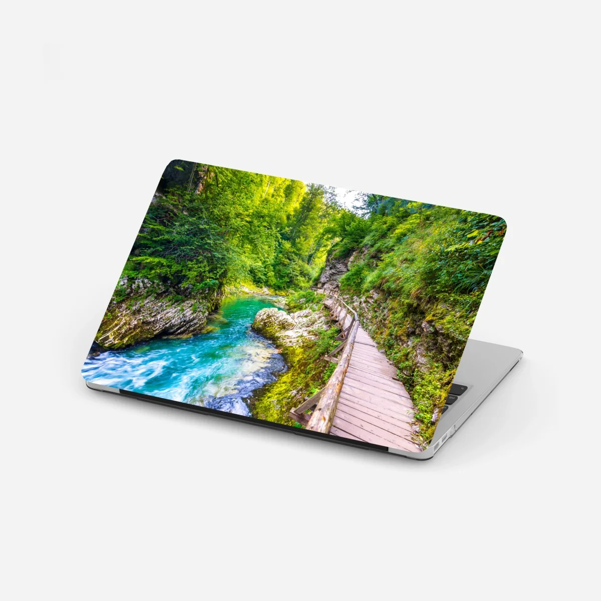 Naklejka na laptopa turkusowa rzeka i drewniana ścieżka w lesie – Wallissimo® Naklejka na laptopa turkusowa rzeka i drewniana ścieżka w lesie – Wallissimo®