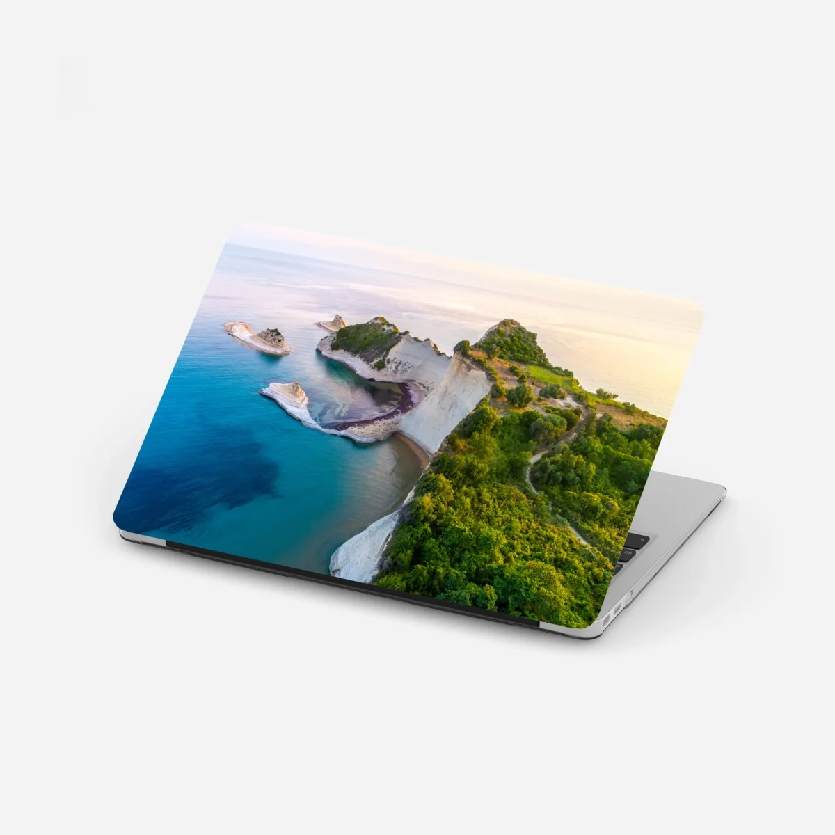 Naklejka na laptopa powietrzny widok klifów i turkusowego morza – Wallissimo® Naklejka na laptopa powietrzny widok klifów i turkusowego morza – Wallissimo®
